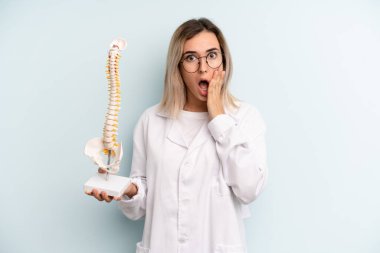 Sarışın kadın şok olmuş ve korkmuş hissediyor. tıp öğrencisi konsepti