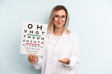 Sarışın kadın mutlu bir şekilde gülümsüyor ve bir konsept sunuyor. optik görüş testi konsepti