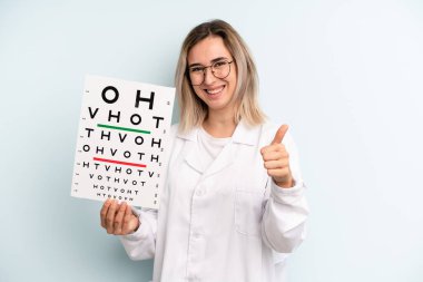 Sarışın kadın gururlu, olumlu gülümsüyor. optik görüş testi konsepti