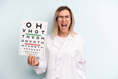 Sarışın kadın saldırganca bağırıyor, çok kızgın görünüyor. optik görüş testi konsepti