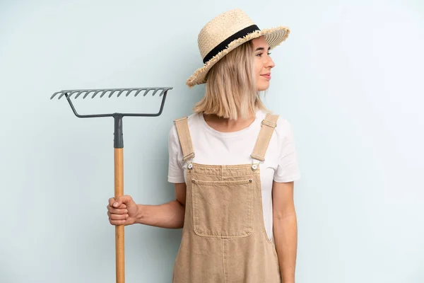 Blonde Vrouw Profiel Bekijk Denken Verbeelden Dagdromen Landbouwer Hark Gekaapt — Stockfoto