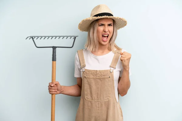 Blonde Vrouw Schreeuwt Agressief Met Een Boze Uitdrukking Landbouwer Hark — Stockfoto