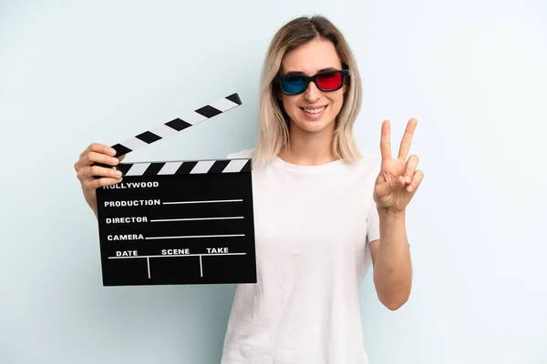 Mulher Loira Sorrindo Olhando Amigável Mostrando Número Dois Conceito Filme — Fotografia de Stock