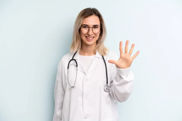 Blonde Woman Smiling Looking Friendly Showing Number Five Medicine Student — Foto de Stock