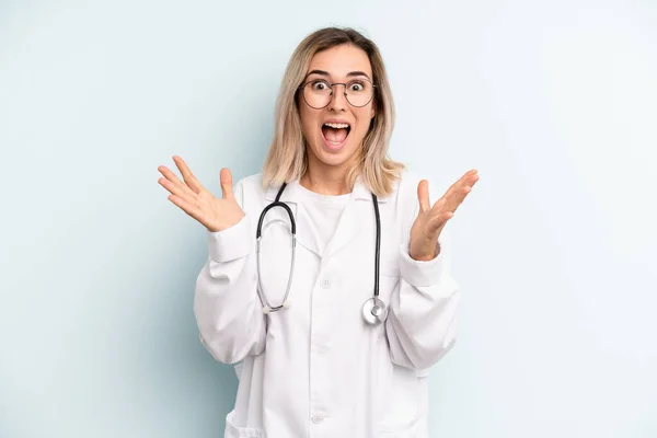 Blondynka Czuje Się Szczęśliwa Zdumiona Czymś Niewiarygodnym Koncepcja Studenta Medycyny — Zdjęcie stockowe