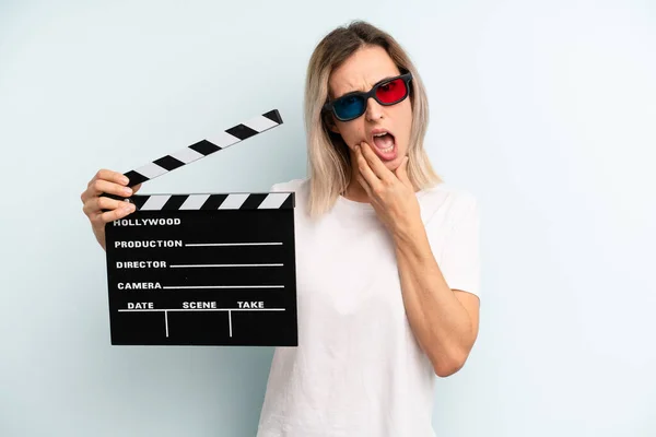 Blonde Woman Mouth Eyes Wide Open Hand Chin Film Movie — Stockfoto