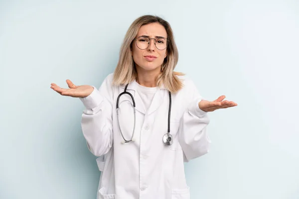 Blonde Woman Feeling Puzzled Confused Doubting Medicine Student Concept — Stockfoto