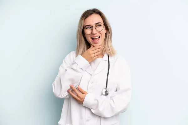 Blonde Woman Smiling Happy Confident Expression Hand Chin Medicine Student — Stockfoto