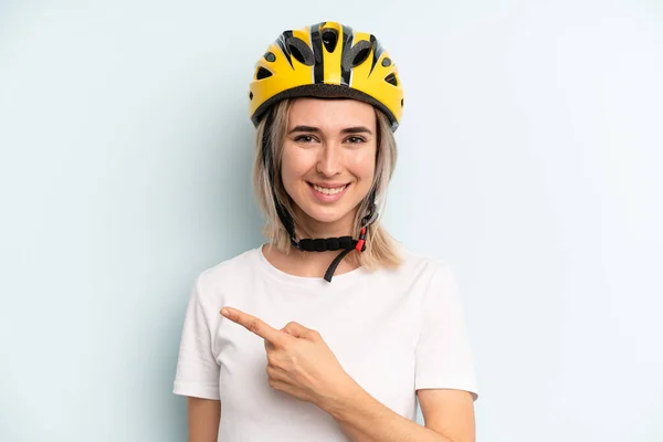 Plavovlasá Žena Vesele Usmívala Cítila Šťastná Ukazovala Stranou Cyklistický Sportovní — Stock fotografie