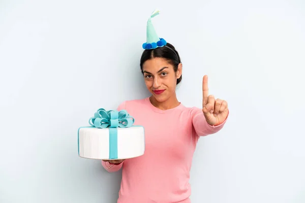 Hispanic Woman Smiling Looking Friendly Showing Number One Birthday Cake — Stockfoto