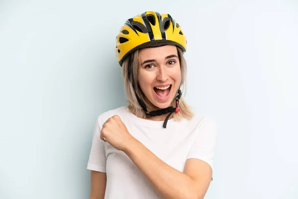 Blonde Woman Feeling Happy Facing Challenge Celebrating Bike Sport Concept — 스톡 사진