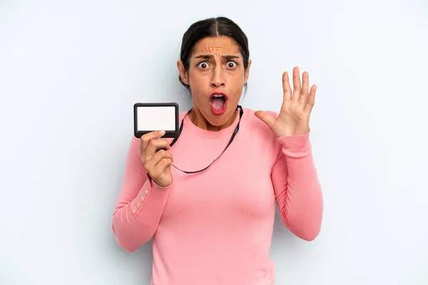 Hispanic Woman Screaming Hands Air Vip Pass Card — Stock fotografie