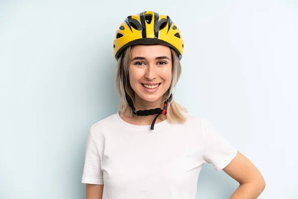 Blondynka Uśmiechnięta Szczęśliwie Ręką Biodrze Pewna Siebie Koncepcja Sportów Rowerowych — Zdjęcie stockowe