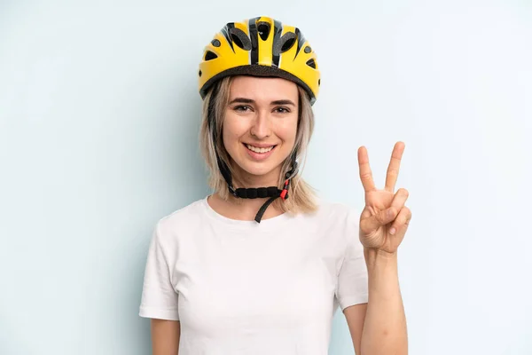 Blondynka Uśmiechnięta Przyjazna Numerem Dwa Koncepcja Sportów Rowerowych — Zdjęcie stockowe