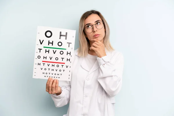 Blonde Vrouw Denken Gevoel Twijfelachtig Verward Optische Zichtbaarheidstest — Stockfoto