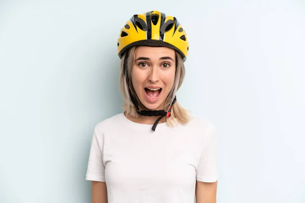 Blondýnka Vypadá Šťastně Mile Překvapeně Cyklistický Sportovní Koncept — Stock fotografie