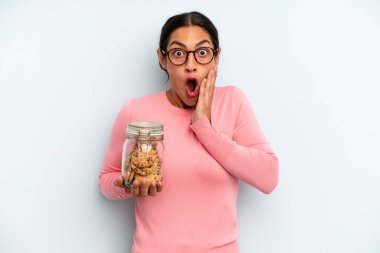 İspanyol kadın şok olmuş ve korkmuş hissediyor. Ev yapımı kurabiye konsepti