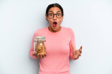 İspanyol kadın inanılmaz bir sürprizle şaşkına döndü, şok oldu ve hayrete düştü. Ev yapımı kurabiye konsepti