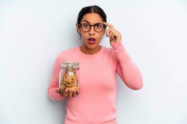 İspanyol kadın şaşırmış görünüyor, yeni bir düşünceyi, fikri ya da konsepti fark ediyor. Ev yapımı kurabiye konsepti