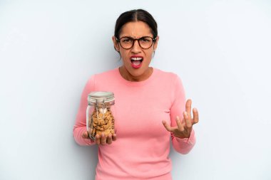 İspanyol kadın sinirli, sinirli ve hayal kırıklığına uğramış görünüyor. Ev yapımı kurabiye konsepti