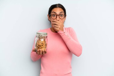 İspanyol kadın elleri ile ağzını kapatıyor. Ev yapımı kurabiye konsepti