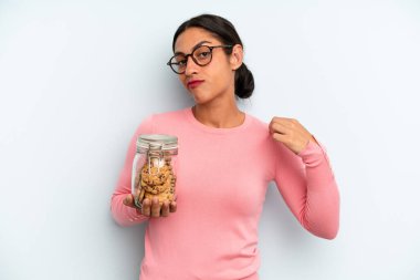 İspanyol kadın kibirli, başarılı, pozitif ve gururlu görünüyor. Ev yapımı kurabiye konsepti