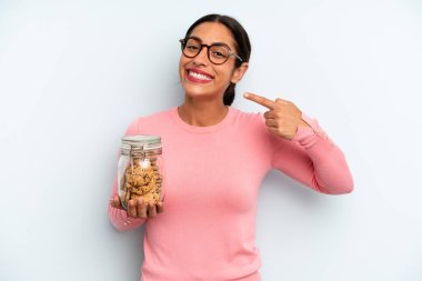 İspanyol kadın kendine güvenerek gülümseyerek kendi gülüşünü gösterdi. Ev yapımı kurabiye konsepti