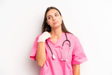 Güzel bir kadın stresli, endişeli, yorgun ve hayal kırıklığına uğramış hissediyor. hemşire konsepti