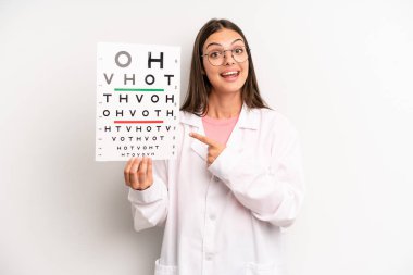 Güzel bir kadın heyecanlı ve şaşırmış görünüyor. optik görüş testi konsepti