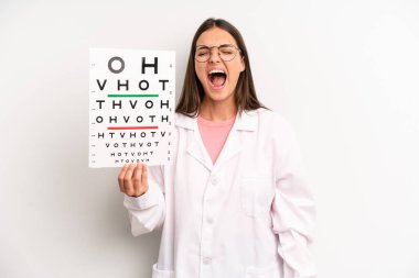 Güzel bir kadın agresif bir şekilde bağırıyor, çok kızgın görünüyor. optik görüş testi konsepti