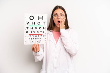 Güzel kadın şok olmuş ve korkmuş hissediyor. optik görüş testi konsepti