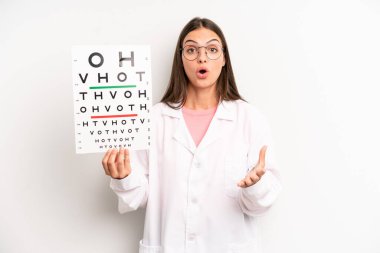 Güzel bir kadın son derece şaşırmış ve şok olmuş hissediyor. optik görüş testi konsepti