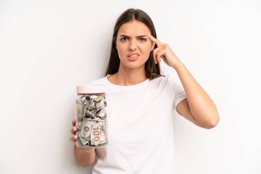 Güzel kadın şaşkın ve şaşkın hissediyor, senin deli olduğunu gösteriyor. kaydetme kavramı