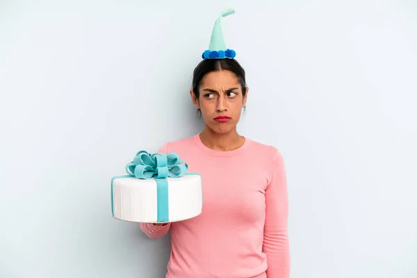 Hispanik Kadın Üzgün Üzgün Kızgın Yana Bakıyor Doğum Günü Pastası — Stok fotoğraf
