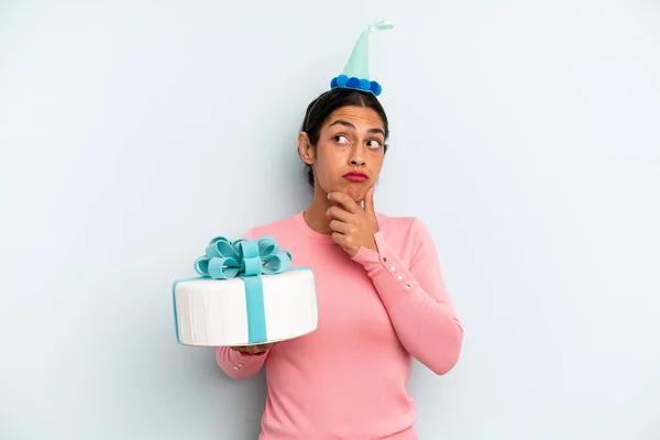 Hispanische Frau Denken Sich Zweifelnd Und Verwirrt Fühlen Geburtstagskuchenkonzept — Stockfoto