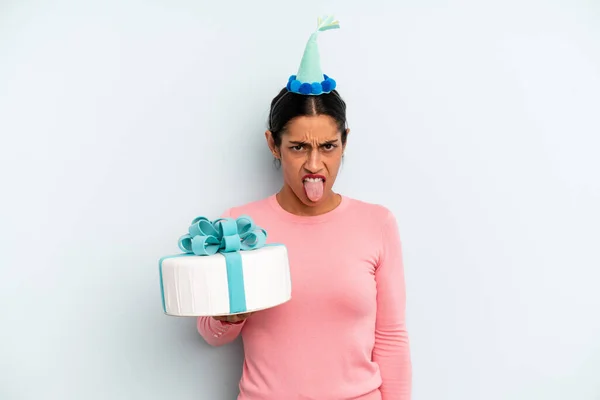 Donna Ispanica Sentirsi Disgustato Irritato Lingua Fuori Concetto Torta Compleanno — Foto Stock