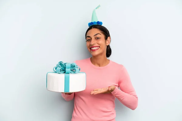 Mujer Hispana Sonriendo Alegremente Sintiéndose Feliz Mostrando Concepto Concepto Pastel —  Fotos de Stock