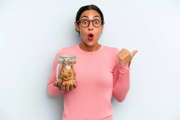 Latinamerikansk Kvinna Som Ser Förvånad Misstro Hemmagjorda Cookies Koncept — Stockfoto