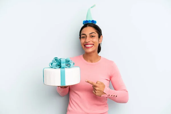 Donna Ispanica Sorridente Allegramente Sentendosi Felice Indicando Lato Concetto Torta — Foto Stock