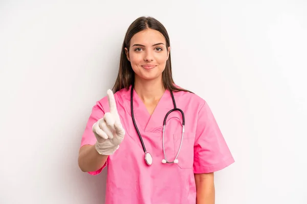 Mooie Vrouw Lachend Vriendelijk Uitziend Nummer Één Tonend Verpleegkundig Concept — Stockfoto