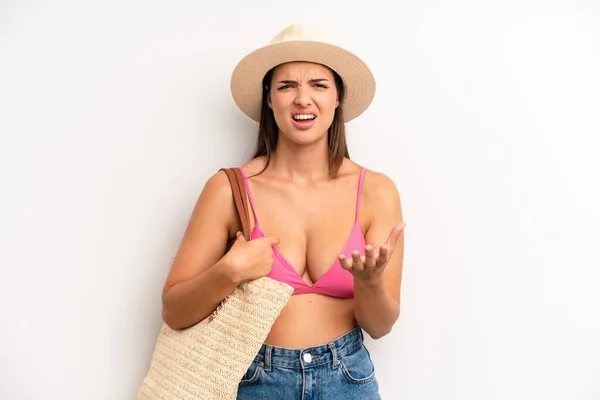 Chica Bonita Buscando Desesperado Frustrado Estresado Concepto Verano Sombrero — Foto de Stock