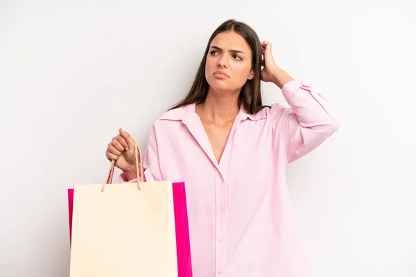 Vacker Flicka Känner Sig Förbryllad Och Förvirrad Kliande Huvud Shoppingkoncept — Stockfoto