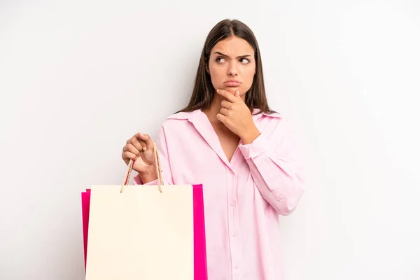 Vacker Flicka Tänker Känner Sig Tveksam Och Förvirrad Shoppingkoncept — Stockfoto