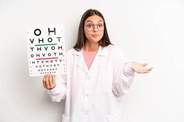 Mooie Vrouw Voelt Zich Verward Verward Twijfelend Optische Zichtbaarheidstest — Stockfoto