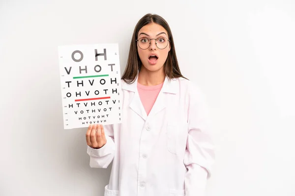 Ładna Kobieta Wygląda Zszokowaną Lub Zaskoczoną Koncepcja Optycznego Badania Wzroku — Zdjęcie stockowe