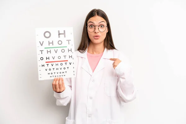 Mooie Vrouw Voelt Zich Gelukkig Wijzend Naar Zichzelf Met Een — Stockfoto