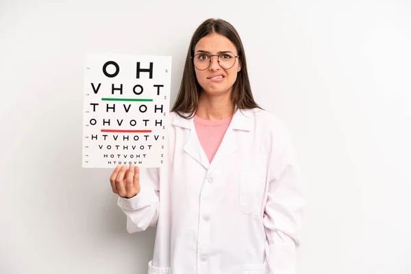 Mooie Vrouw Kijkt Verbaasd Verward Optische Zichtbaarheidstest — Stockfoto