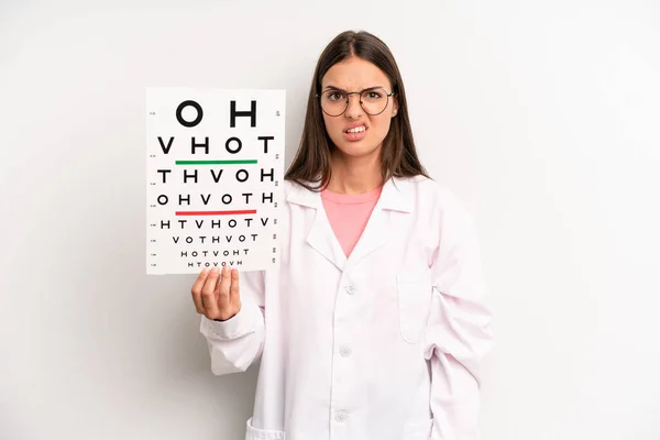 Mooie Vrouw Die Zich Verward Verward Voelt Optische Zichtbaarheidstest — Stockfoto