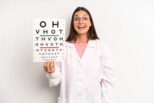 Mooie Vrouw Die Gelukkig Aangenaam Verrast Uitziet Optische Zichtbaarheidstest — Stockfoto