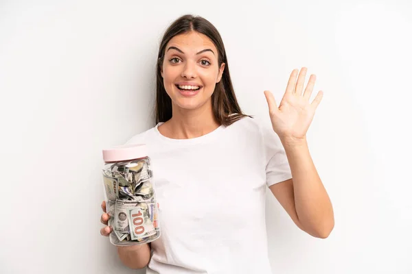 Mooie Vrouw Glimlacht Gelukkig Zwaait Met Hand Verwelkomt Groet Besparingsconcept — Stockfoto